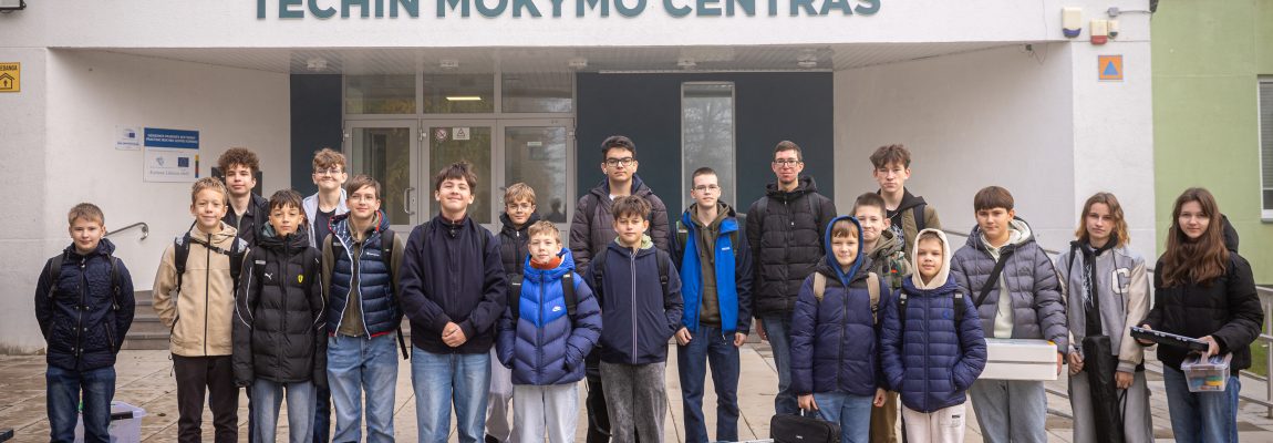 „Nemenčinės Kūrėjai“ auga: robotikos treniruotėje Vilniuje – net 20 mūsų gimnazijos mokinių!
